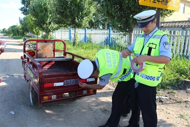 Majhne odsevne nalepke osvetlijo množice, varno stran od ceste